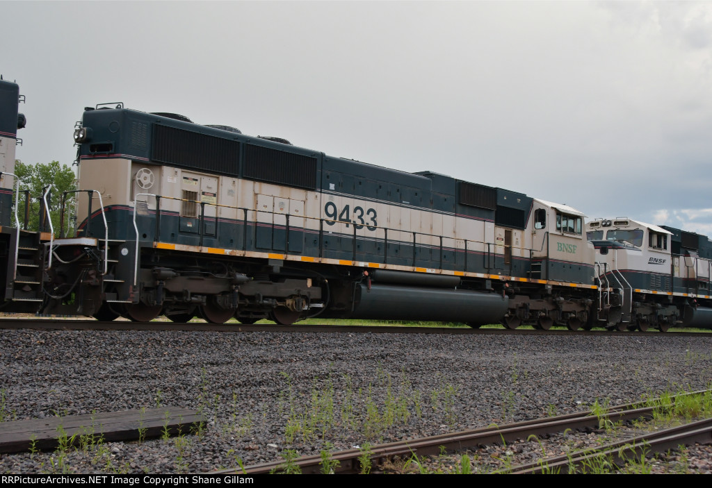 BNSF 9433 Roster shot.